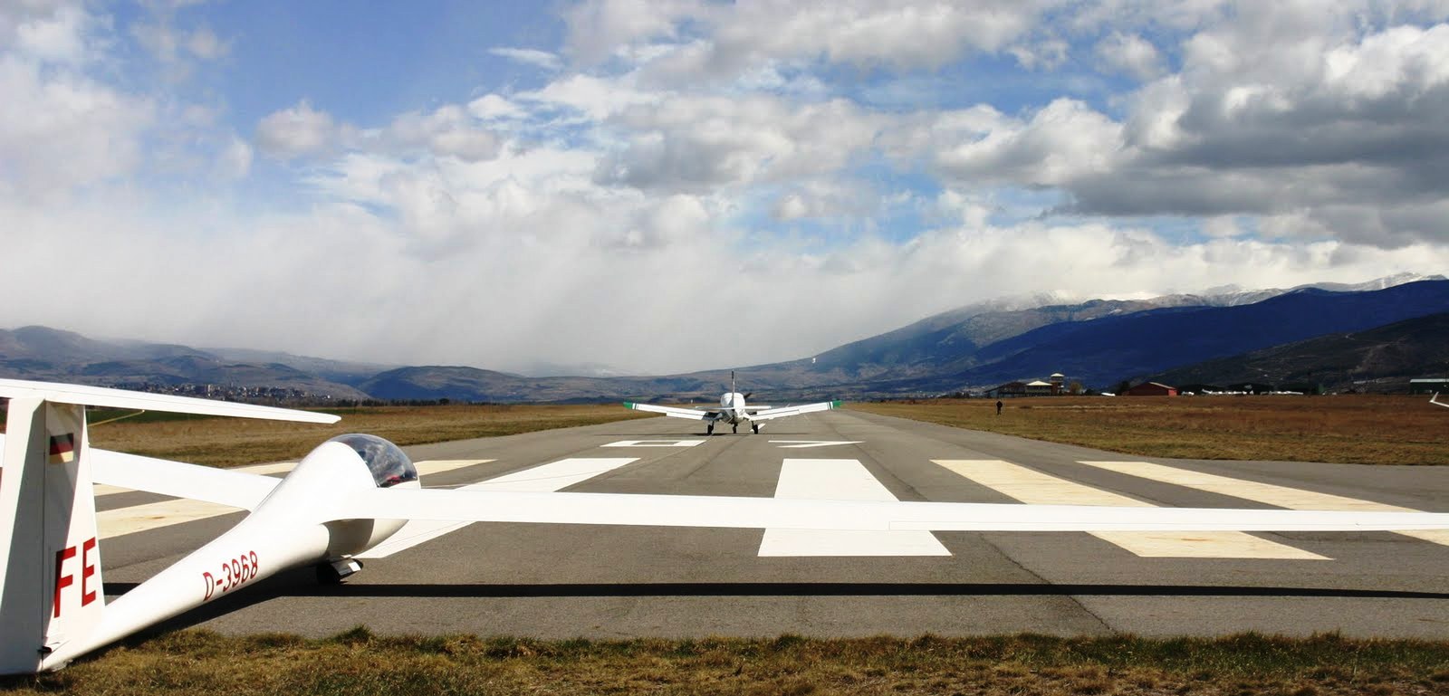 Glider during aero-tow  | Photo: Tobias Kemmerer